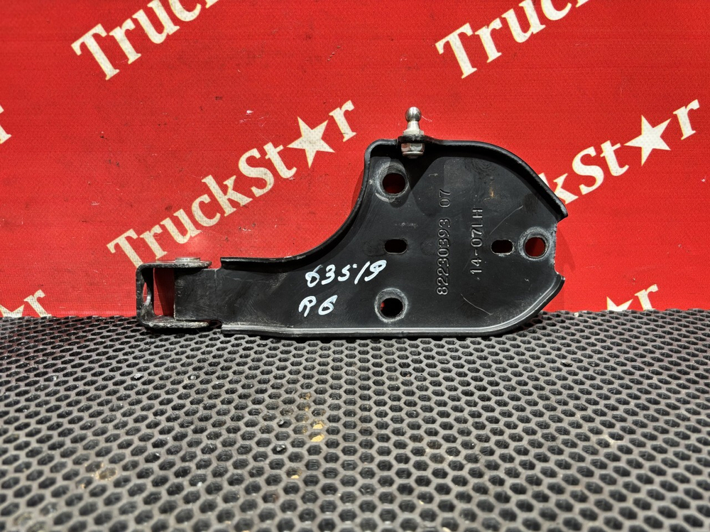 Кронштейн петли капота левый