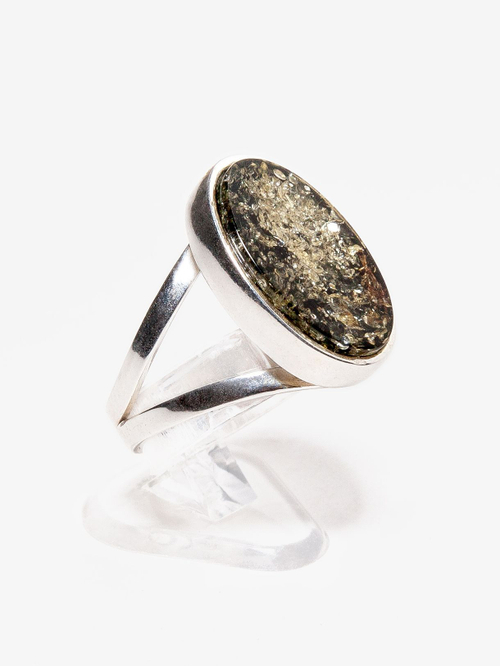 Крупное серебряное кольцо с натуральным зеленым янтарем, безразмерное