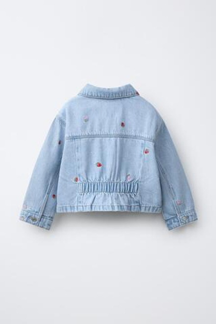 ZARA ДЖИНСОВАЯ КУРТКА С ВЫШИВКОЙ КЛУБНИКИ, ГОЛУБОЙ