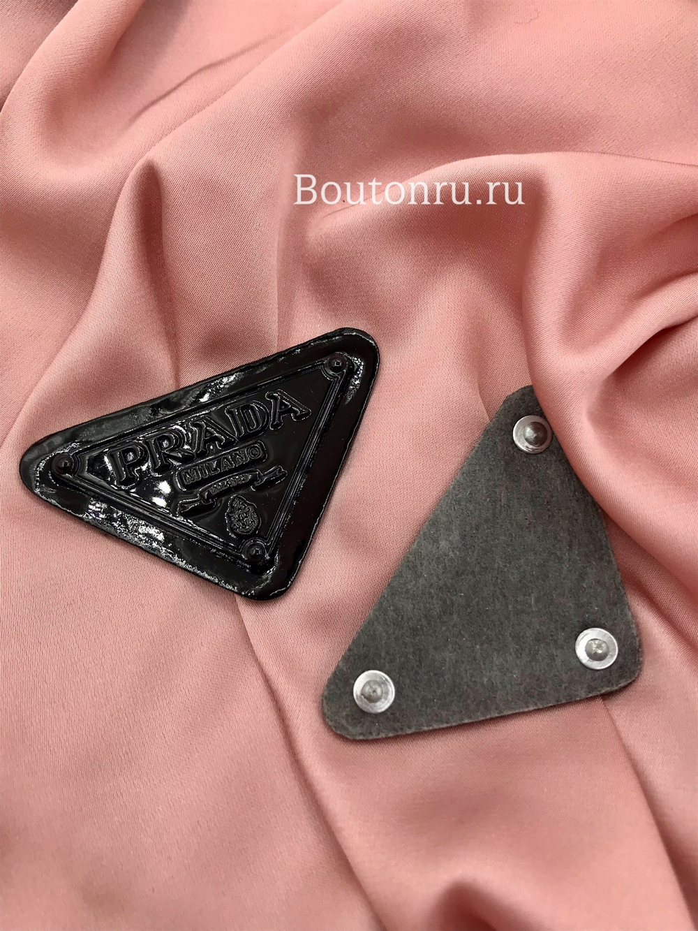 Логотип черный прорезиненный Прад.