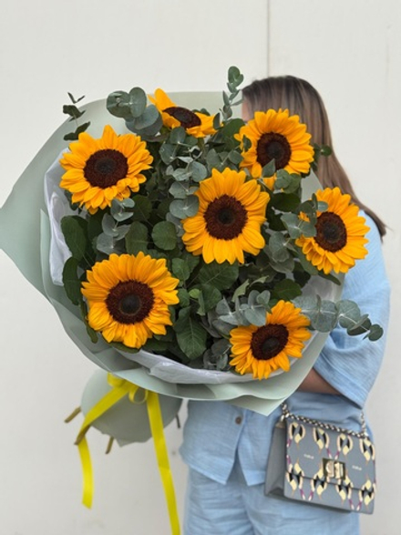 Букет из подсолнухов и эвкалипта