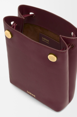 Loewe Сумка-мешок Pebble из гладкой телячьей кожи, бургунди