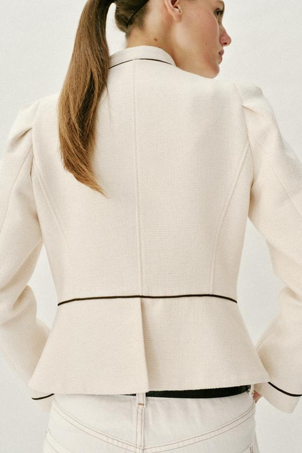 ZARA ПРИТАЛЕННЫЙ БЛЕЙЗЕР С КОНТРАСТНОЙ ОТДЕЛКОЙ, ЭКРЮ