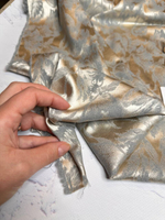 Костюмно-плательный трикотажный жаккард с эластаном (Girani, 77%ацетат/17%пэ/6%эластан, Бежевое золото/серо-голубые тюльпаны, 130, 225 гр/м2)