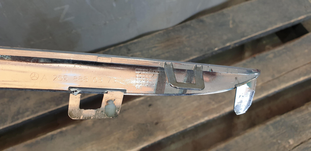 Молдинг решетки радиатора Mercedes C (W205) 14-18 Б/У Оригинал A2058880373