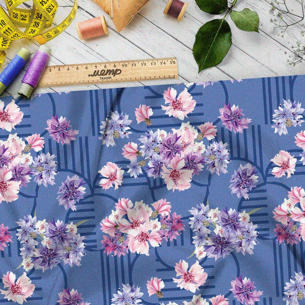 Ткань саржа цветущие васильки и яблони на голубом фоне с рисунком