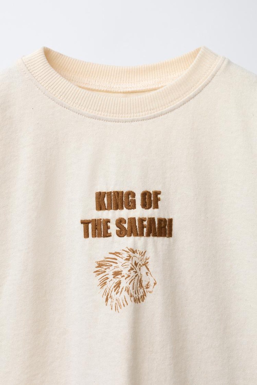 ZARA ФУТБОЛКА С ПРИНТОМ, ЭКРЮ