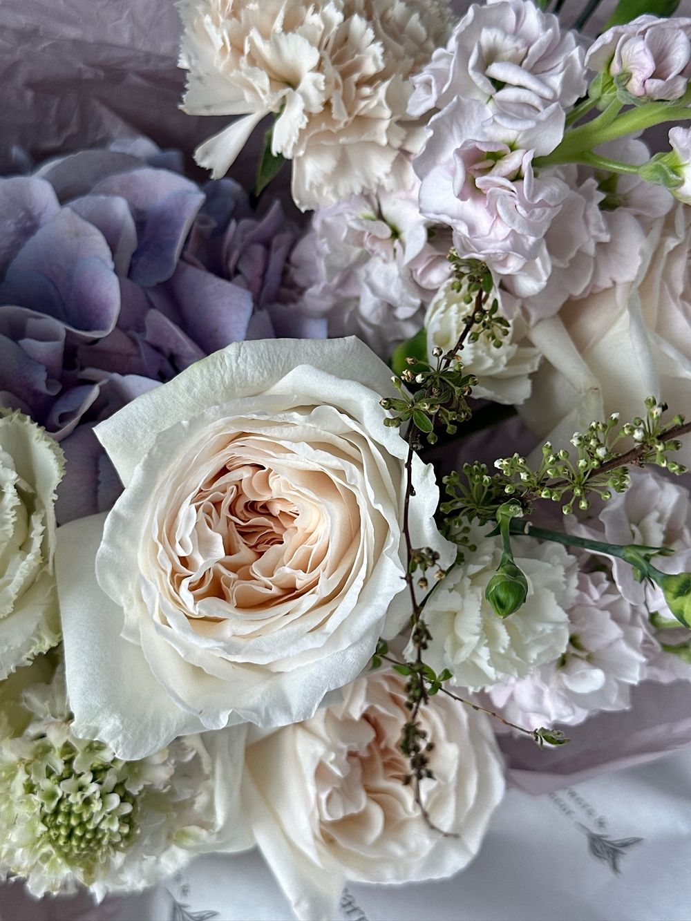 Букет сборный из хризантемы, маттиолы, ромашки и кустовых пионовидных роз