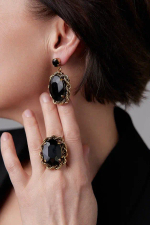 Серьги пусеты овальные черные кристаллы, обрамленные цепью, оттенок золото антик