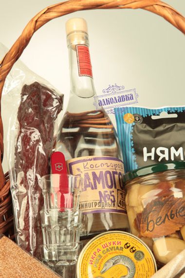 ПОДАРОЧНЫЙ НАБОР. КОСОГОРОВ САМОГОН И КОРЗИНА С ЗАКУСКАМИ.