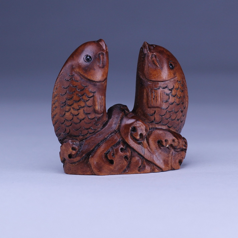 Нэцкэ Два карпа в волнах