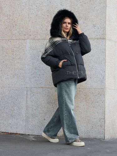 Черно-серый комбинированный пуховик с мехом енота