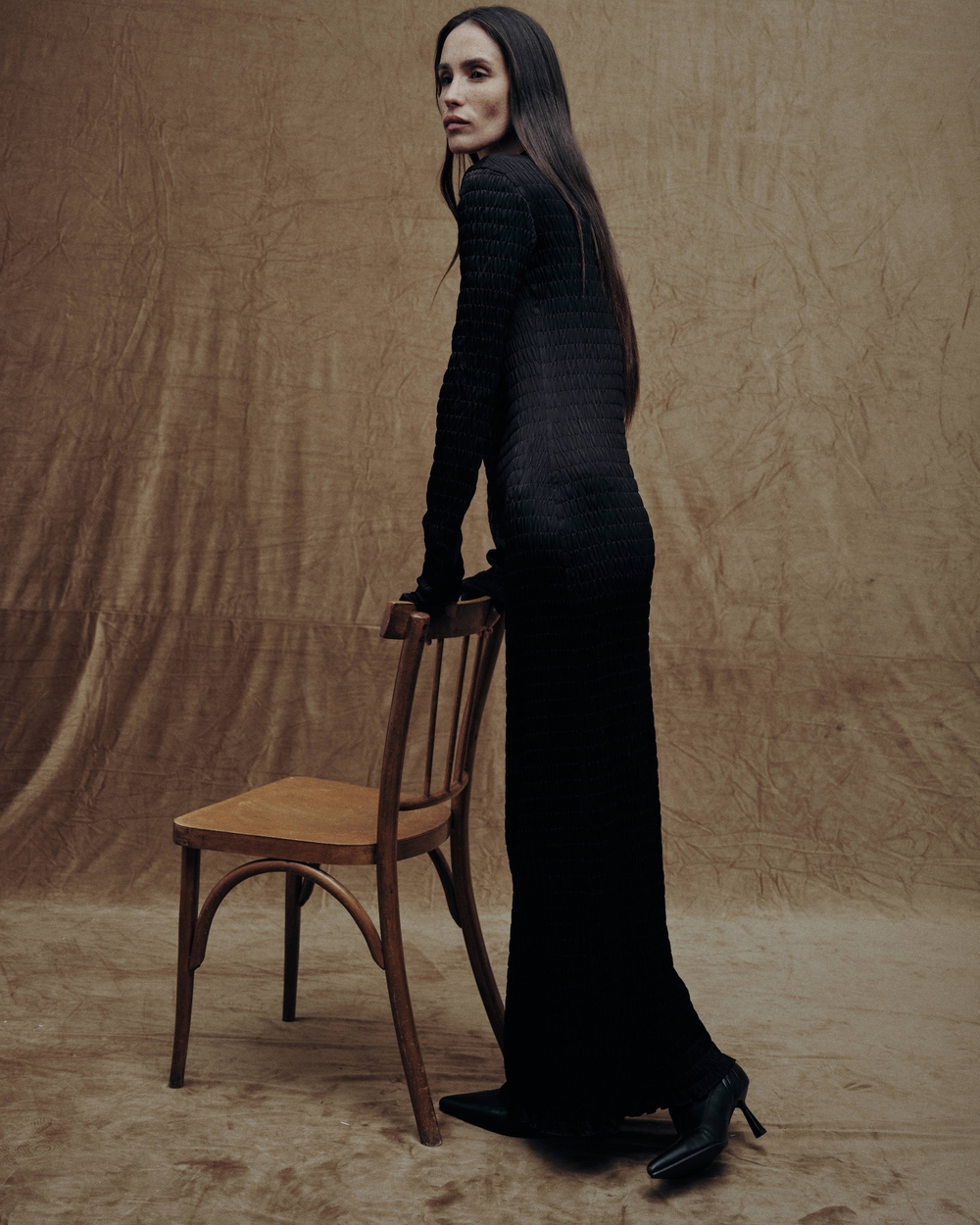 Платье из жатой атласной ткани