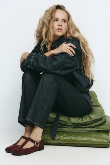 ZARA ЗАМШЕВЫЕ БАЛЕТКИ С ПРЯЖКОЙ, БОРДОВО-КРАСНЫЙ