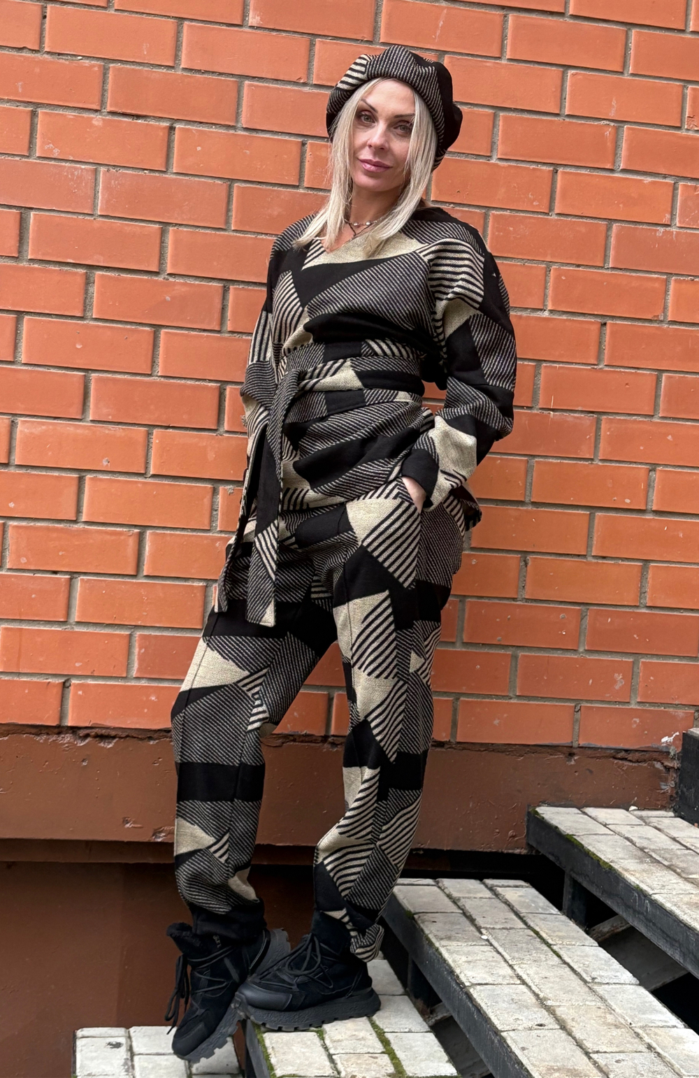 Брюки со стрелкой / бежевый