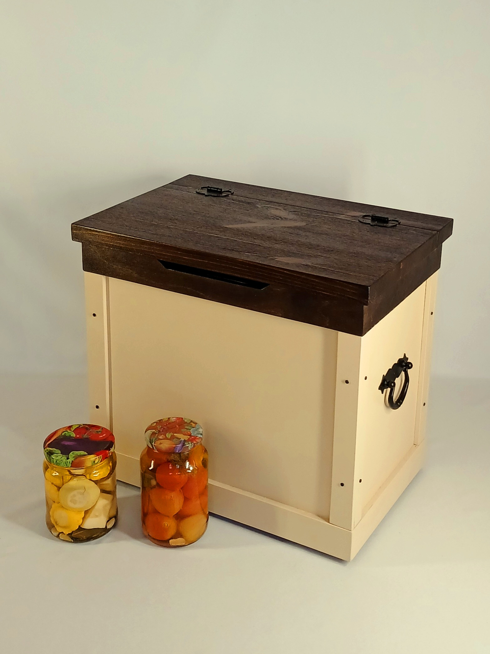 Sunduk-sidenye-mini-pogreb-dlya-kukhni-svetlogory