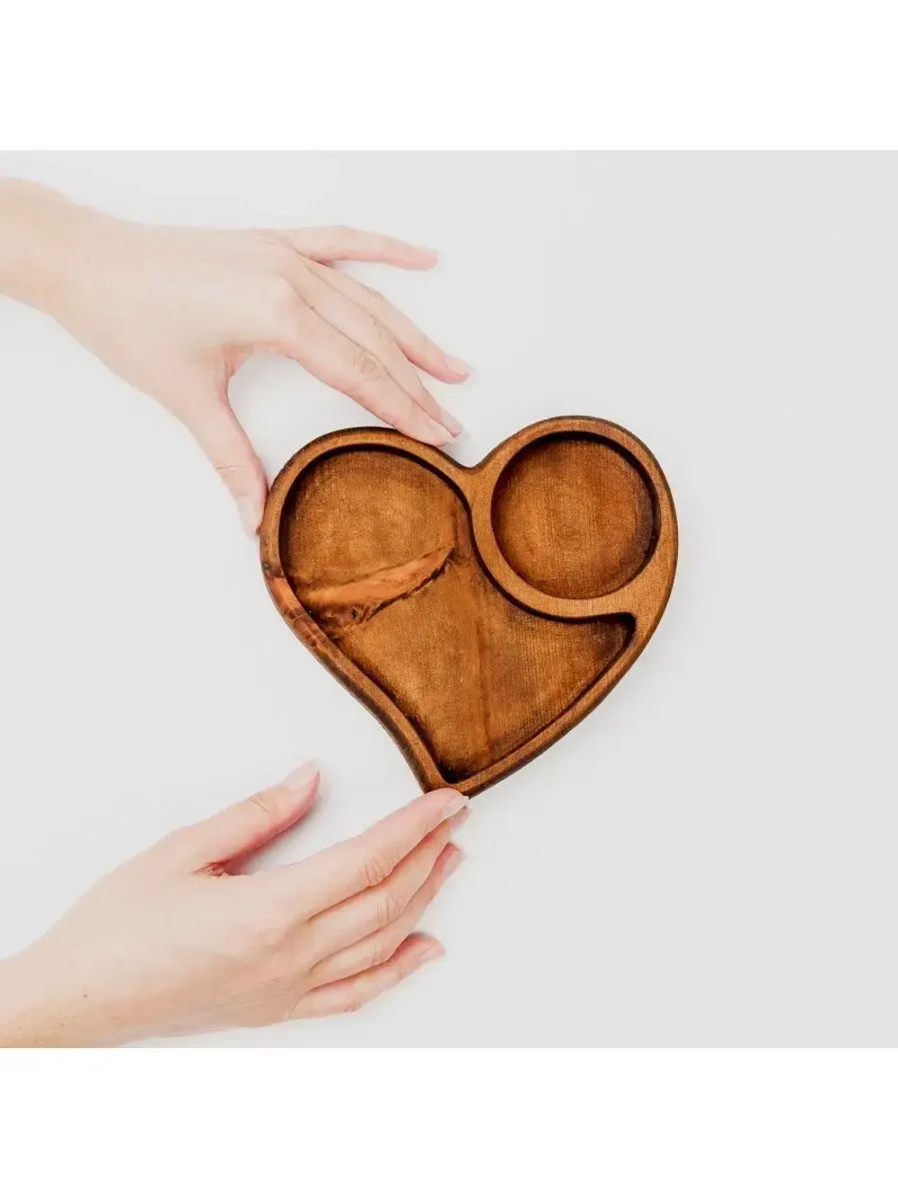 Деревянная менажница "Сердце" из кедра