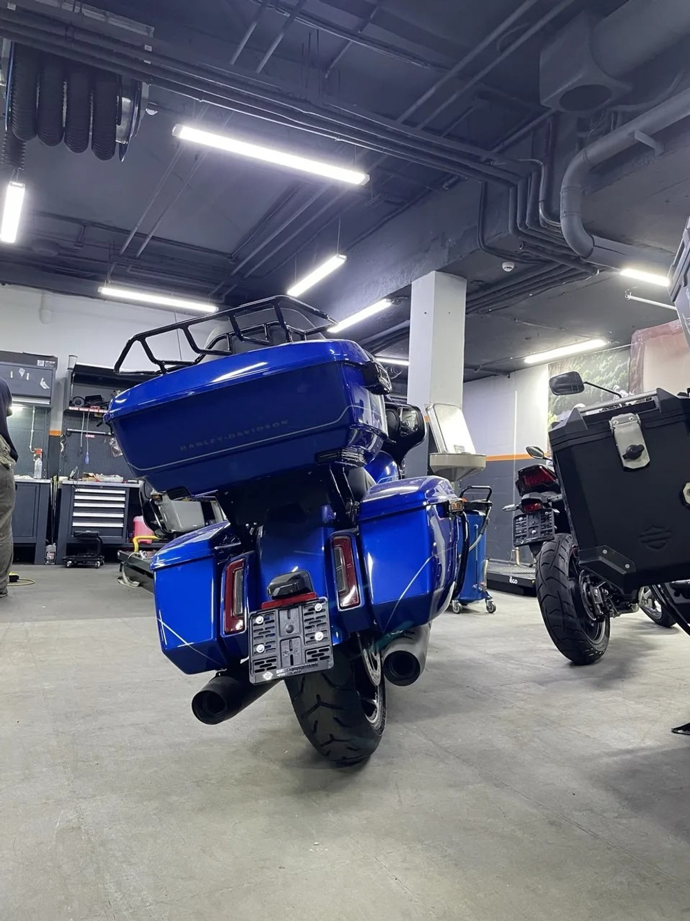 STREET GLIDE™ Ultra 117 в цвете BLUE BURST (BLACK TRIM)