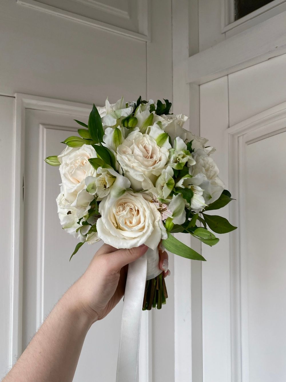 Свадебный букет из одноголовых роз и альстромерии