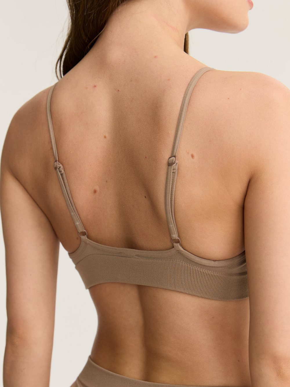 Бесшовный топ на тонких бретелях