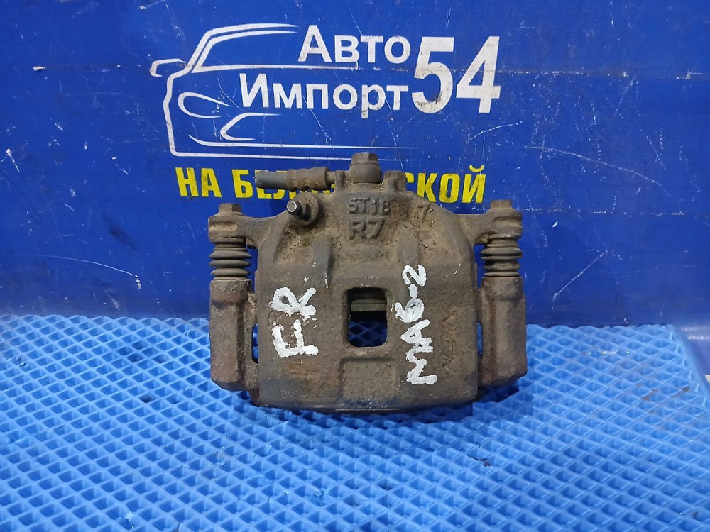 Суппорт тормозной передний правый Honda DOMANI 1995