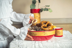 Кружка большая фарфоровая без ручки с берестой. Коллекция Онфим (Onfim)