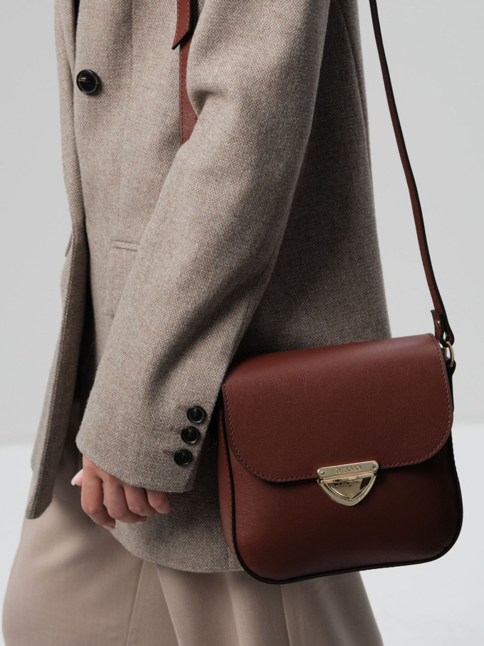 Сумка кожаная через плечо коричневая