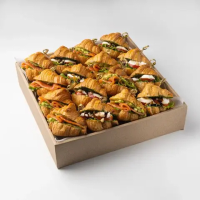 Сет мини-круассанов Капрезе и Авокадо-лосось