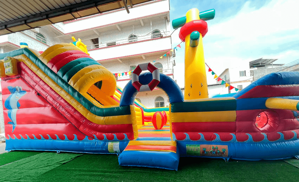 Большой надувной батут-горка «Корабль флибустьеров 2» 12*6*6 м