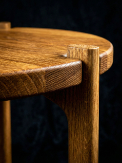 Фактура натурального дерева на поверхности столика Corta, макро