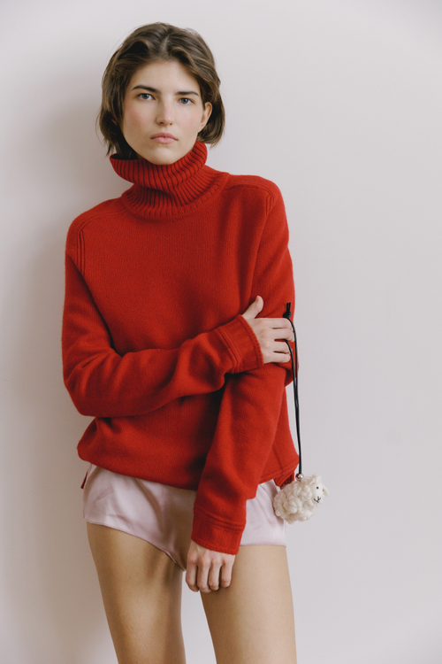 Свитер вишневого цвета