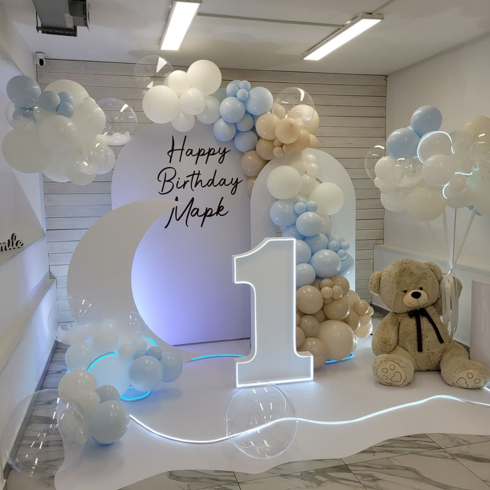 Фотозона на годик в голубых и белых цветах