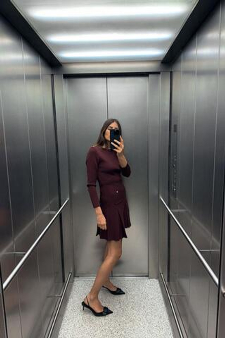 ZARA КОРОТКОЕ ТРИКОТАЖНОЕ ПЛАТЬЕ СО СКЛАДКАМИ, ЦВЕТ БУРГУНДСКОГО ВИНА
