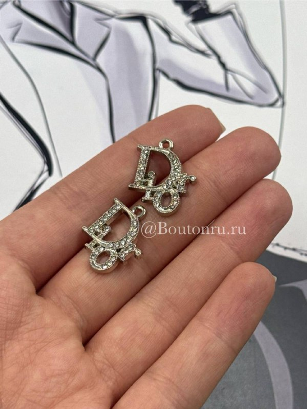 Подвеска Ди. 18х21 мм серебро стразы