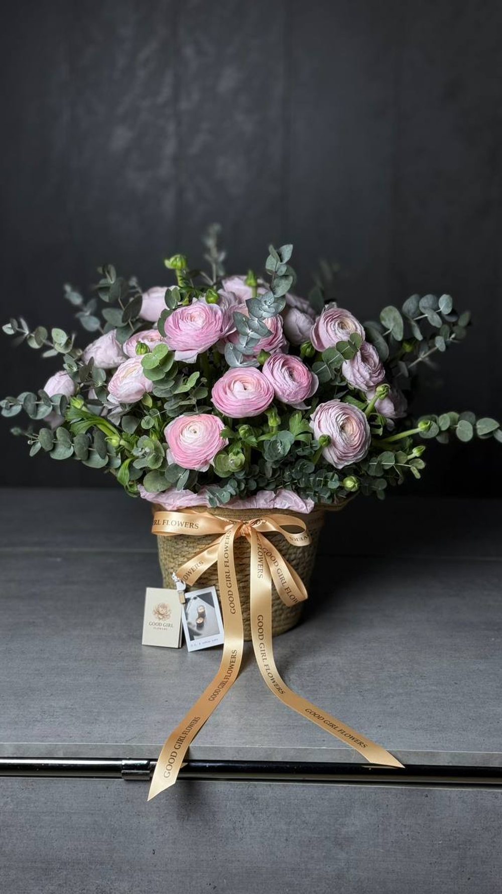 Корзинка с ранункулюсами