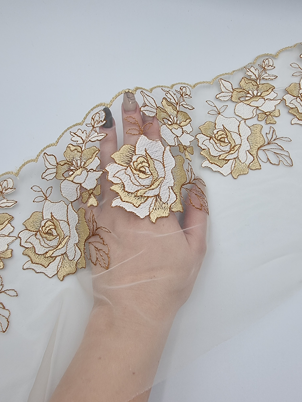 Вышивка на сетке бежевый/золото К792 левая 21 см