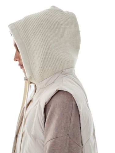 Светло-бежевый пуховый жилет с вязаным капюшоном