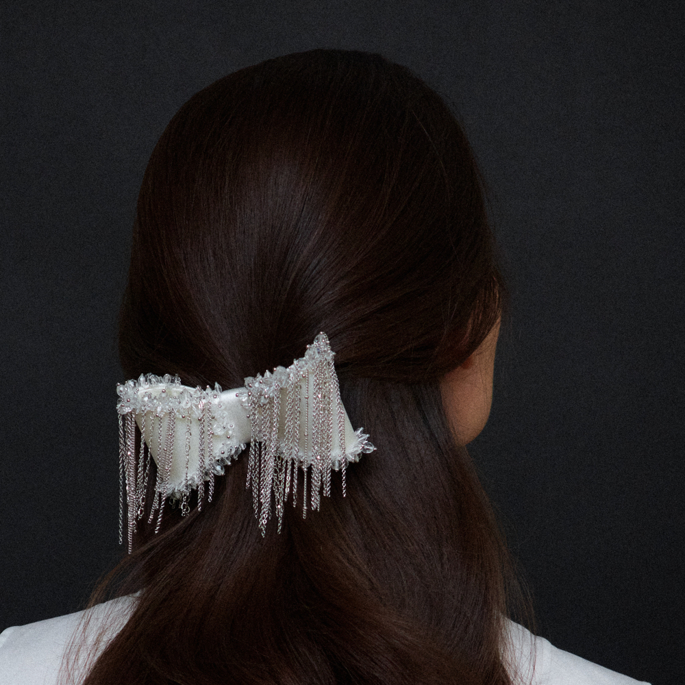 Бант-бабочка из белого шелка с жемчугом и серебристыми цепочками