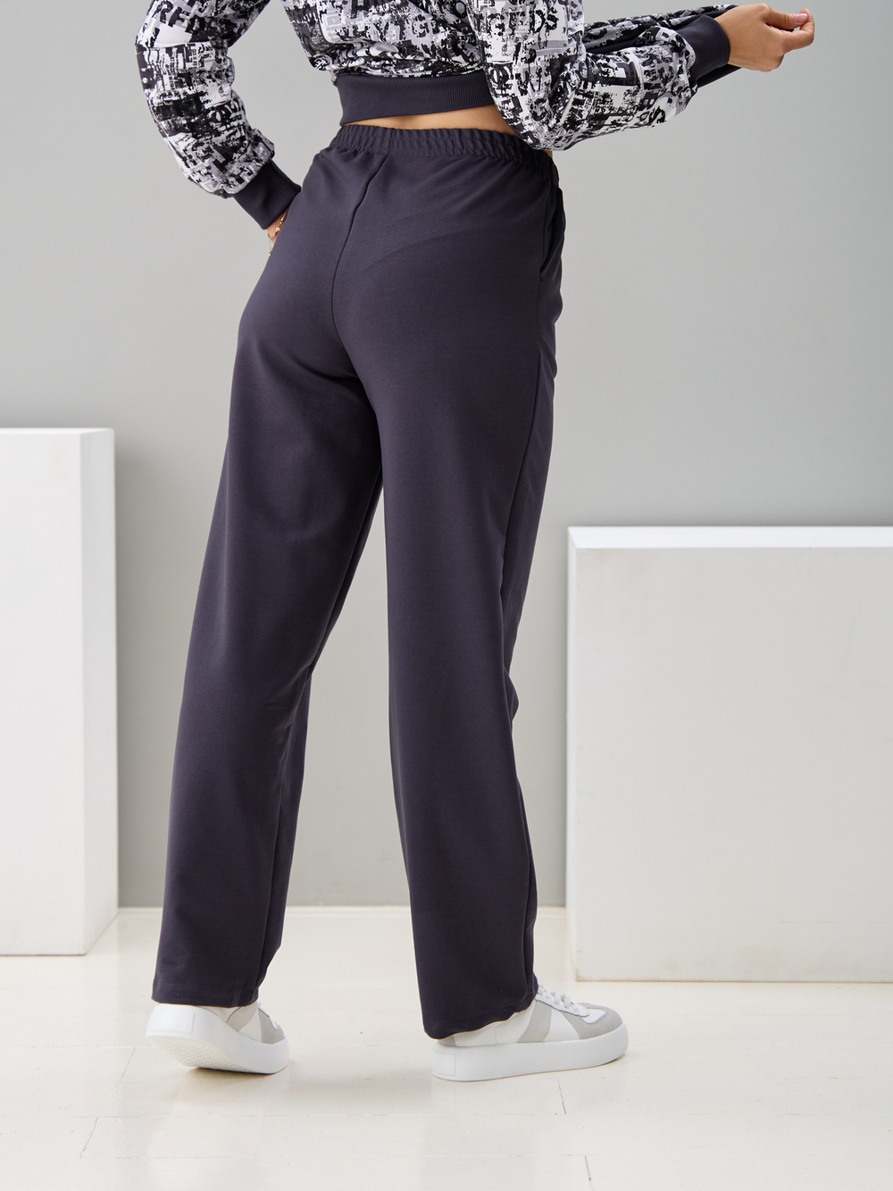 Костюм с брюками КБ-184/белый-антрацитгазета