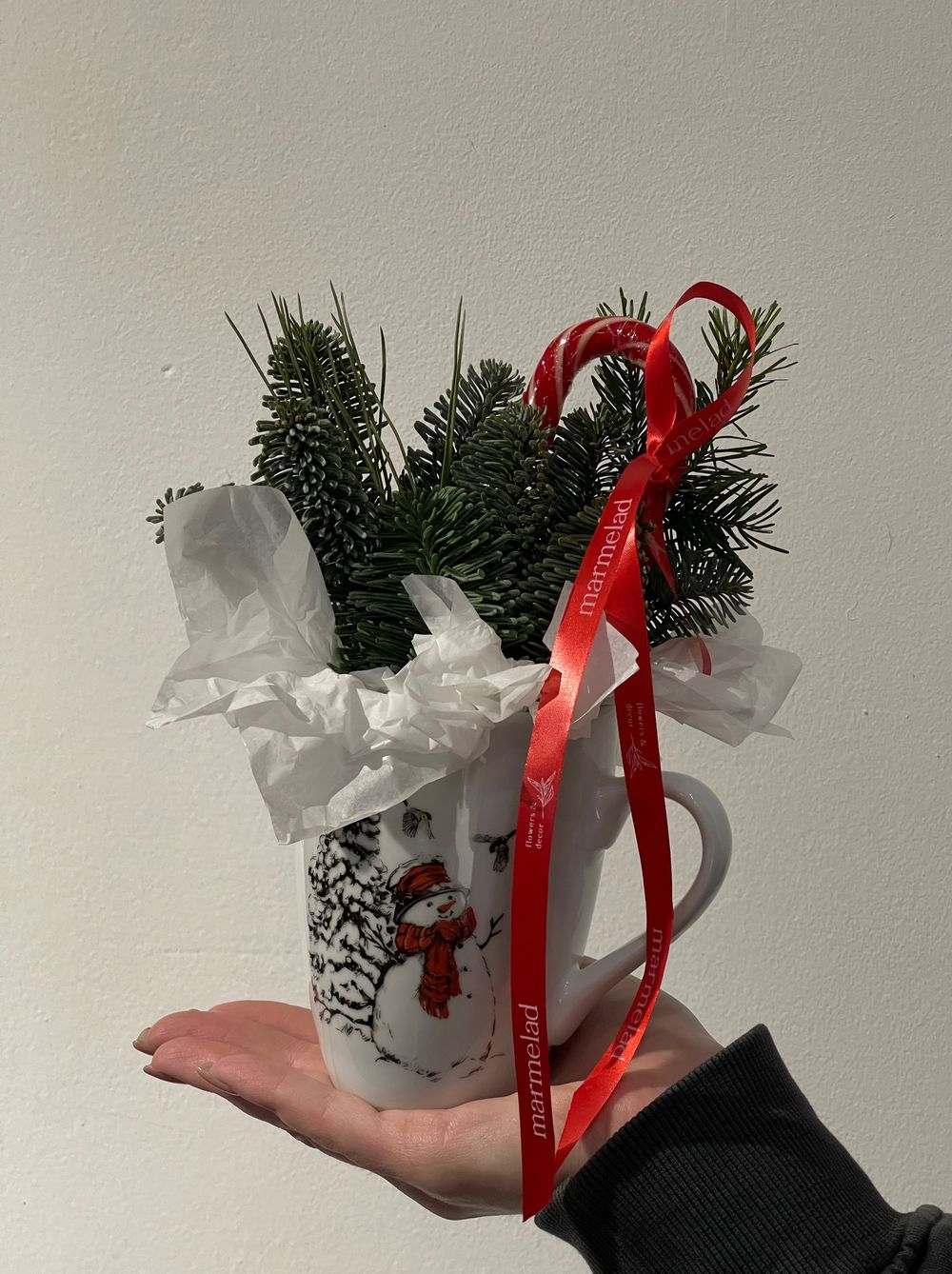 Новогодняя композиция в кружке белой со снеговиком