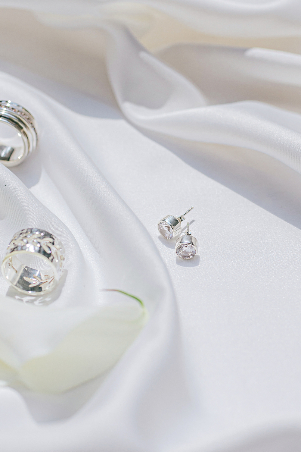 Серьги-пусеты с белым цирконом