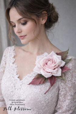 Брошь нюдовая роза из шелка