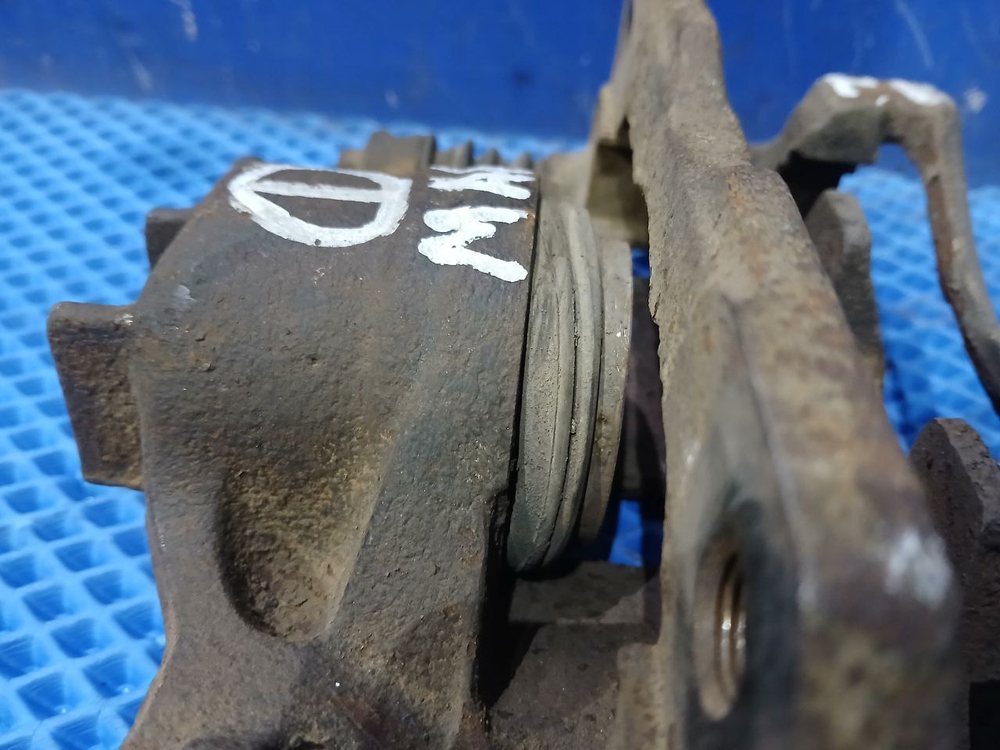 Суппорт тормозной передний правый Honda DOMANI 1995