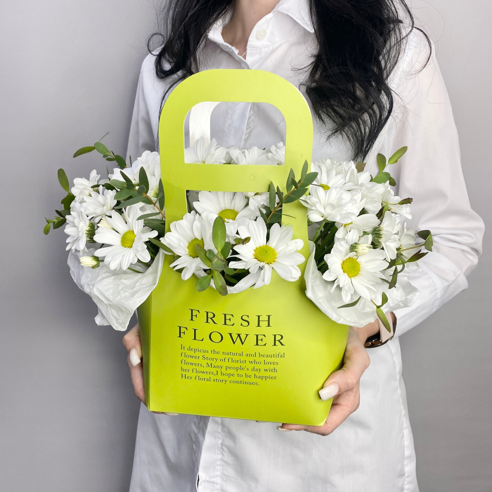 Ромашки в сумке с эвкалиптом