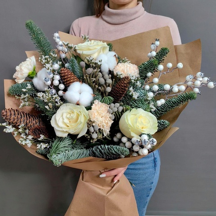 Авторский букет с веточками нобилиса