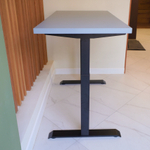 Регулируемый компьютерный стол Motor UP с регулировкой по высоте — столешница МДФ серый