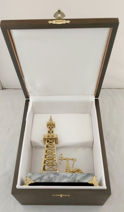 Сувенир "Нефтяная вышка с качалкой" на сером камне