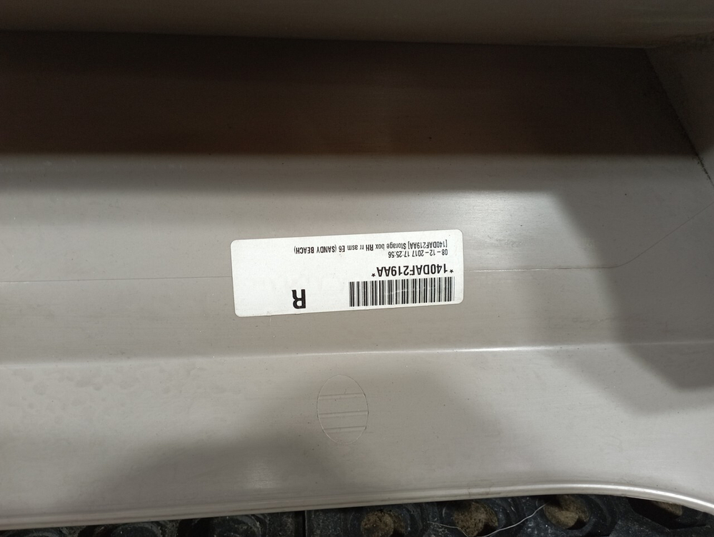 Облицовка коробки хранения правая 2018г.