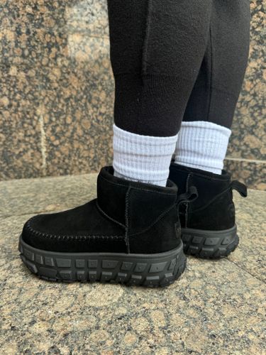 Низкие черные угги на тракторной подошве