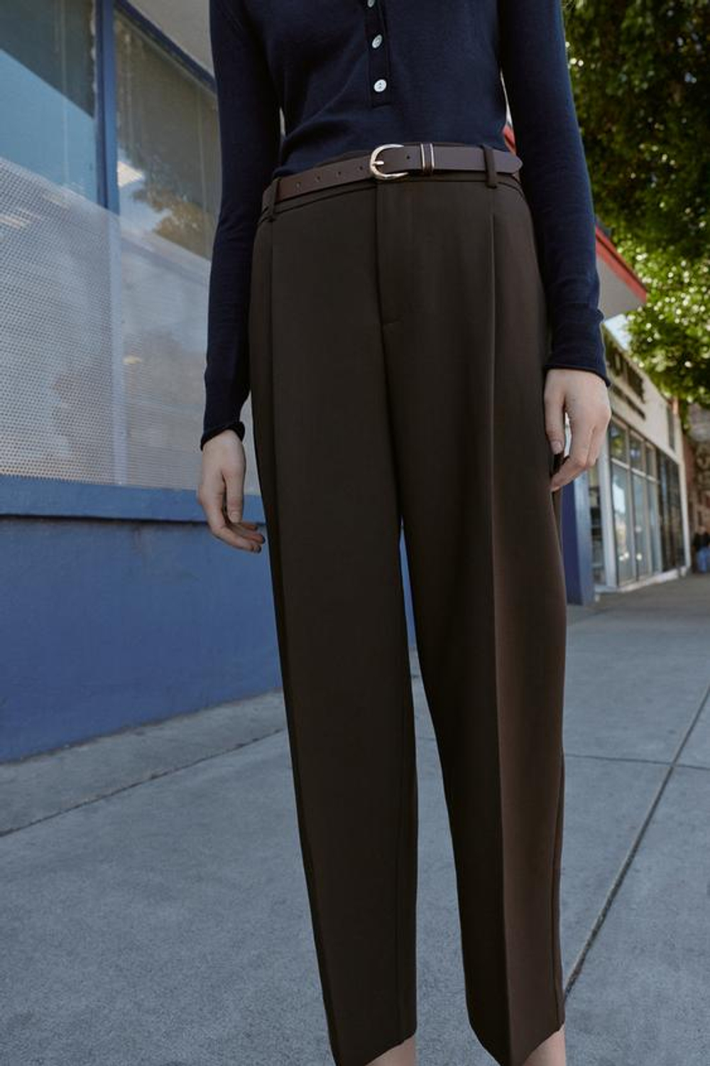 ZARA БРЮКИ С ЗАЩИПАМИ И РЕМНЕМ, ТЕМНО-КОРИЧНЕВЫЙ